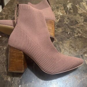 Steven Stylish Ribbed Ankle Boots. New